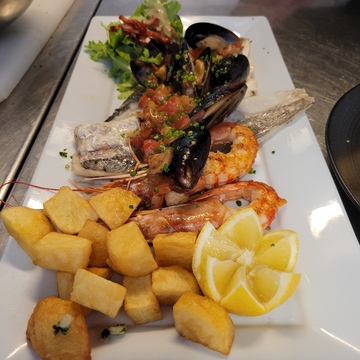 Parillada de la mer (merlu, moules, gambas, filets de dorade à l'espagnole)